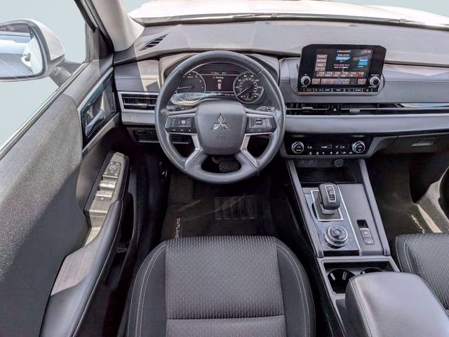 2022 White Diamond Mitsubishi Outlander ES 4X4 SUV