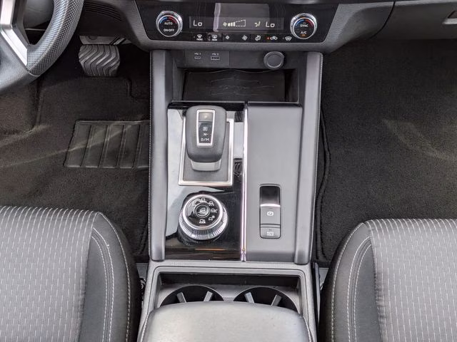 2022 White Diamond Mitsubishi Outlander ES 4X4 SUV