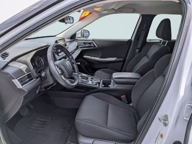 2022 White Diamond Mitsubishi Outlander ES 4X4 SUV