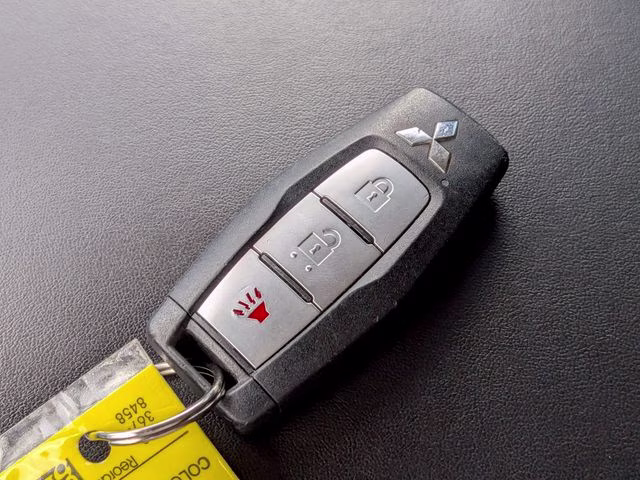 2022 White Diamond Mitsubishi Outlander ES 4X4 SUV