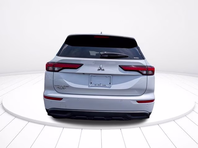 2022 White Diamond Mitsubishi Outlander ES 4X4 SUV
