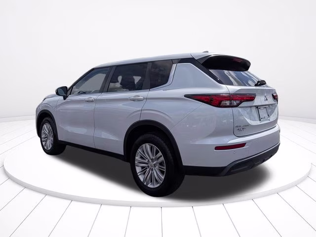 2022 White Diamond Mitsubishi Outlander ES 4X4 SUV