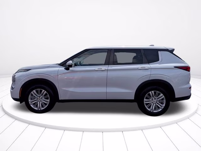 2022 White Diamond Mitsubishi Outlander ES 4X4 SUV