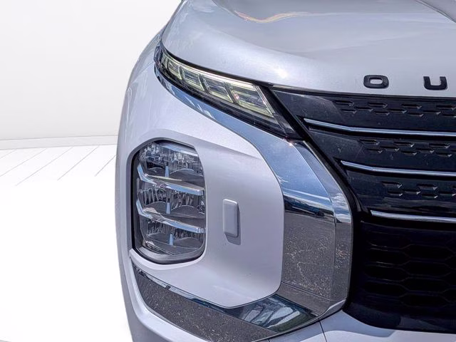 2022 White Diamond Mitsubishi Outlander ES 4X4 SUV