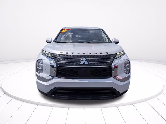 2022 White Diamond Mitsubishi Outlander ES 4X4 SUV