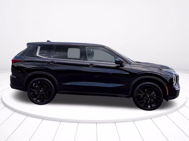 2022 Labrador Black Pearl Mitsubishi Outlander Black Edition FWD SUV