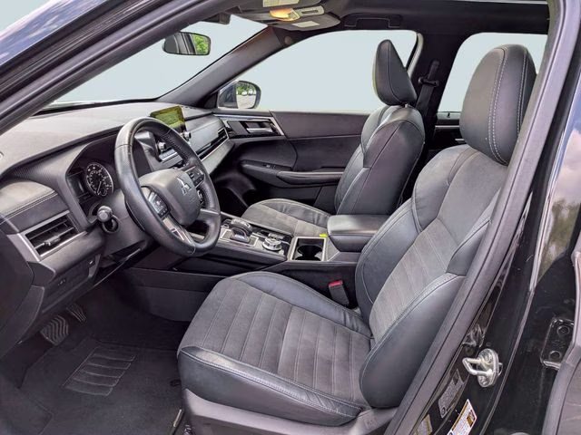 2022 Labrador Black Pearl Mitsubishi Outlander Black Edition FWD SUV