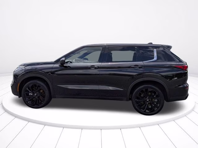 2022 Labrador Black Pearl Mitsubishi Outlander Black Edition FWD SUV