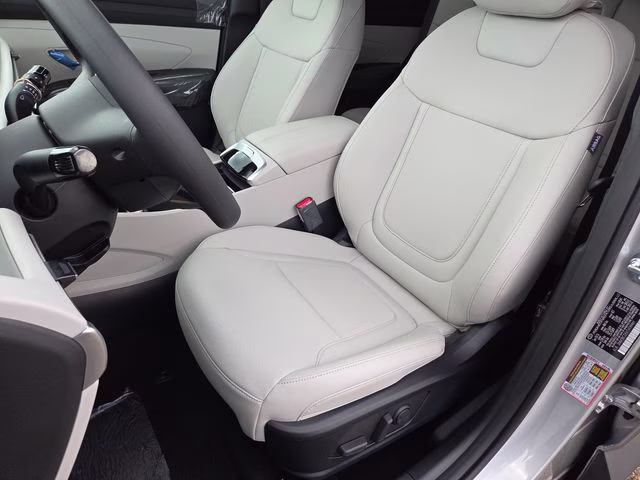 2026 Shimmering Silver Hyundai Tucson SEL Plus AWD SUV