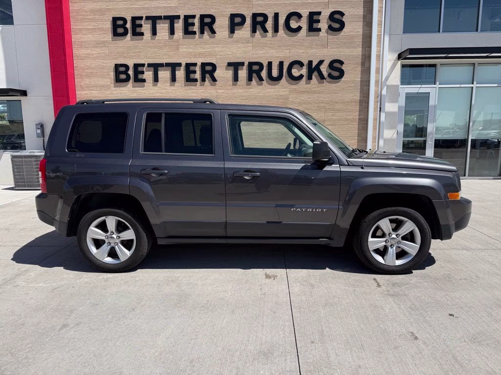 2016 Granite Crystal Metallic Clearcoat Jeep Patriot Latitude FWD SUV