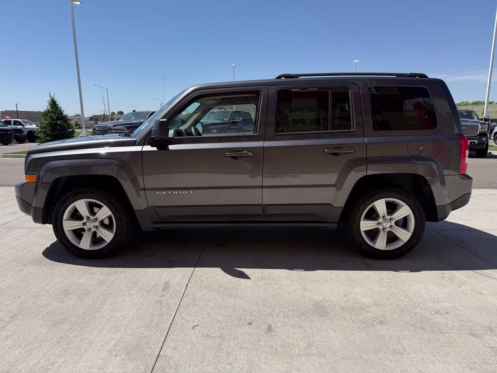 2016 Granite Crystal Metallic Clearcoat Jeep Patriot Latitude FWD SUV