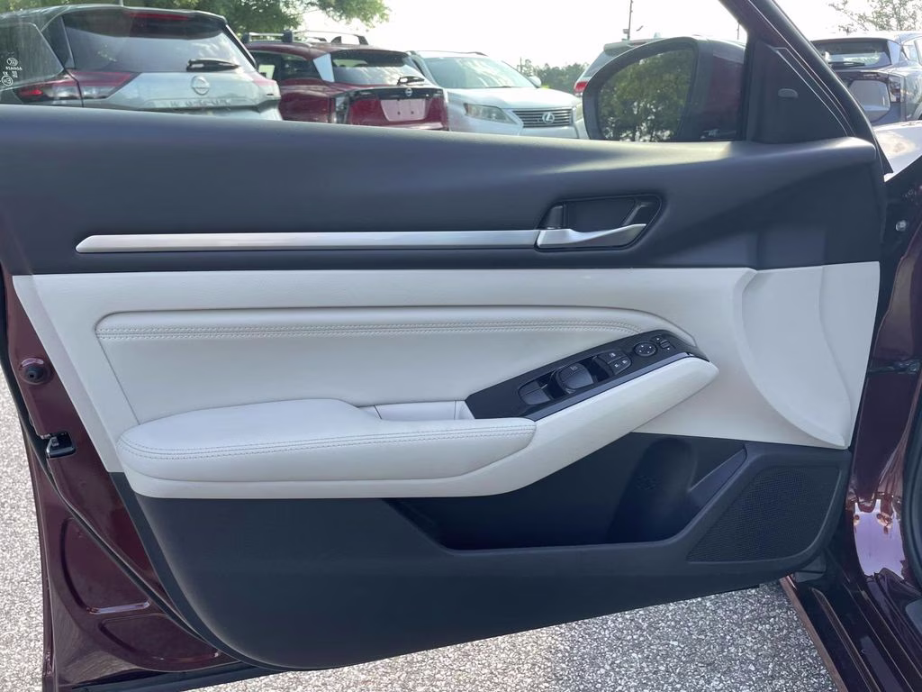 2023 Garnet Pearl Metallic Nissan Altima 2.5 SL AWD Sedan