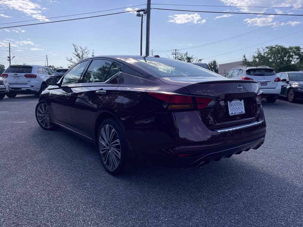 2023 Garnet Pearl Metallic Nissan Altima 2.5 SL AWD Sedan