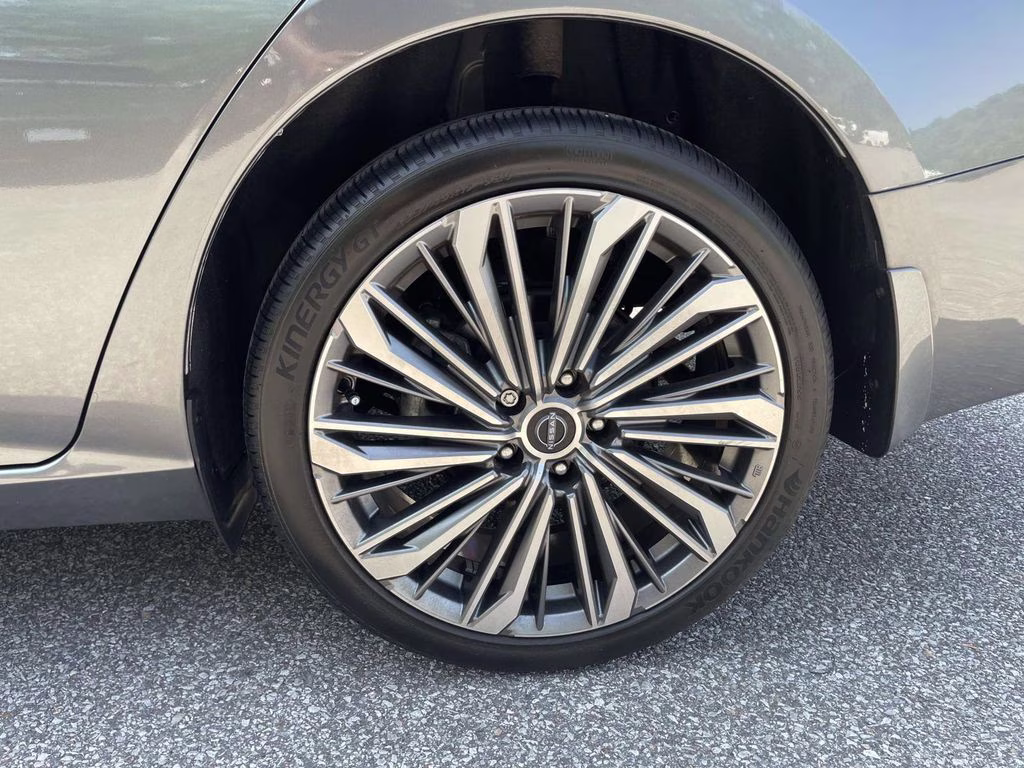2023 Gun Metallic Nissan Altima 2.5 SL AWD Sedan
