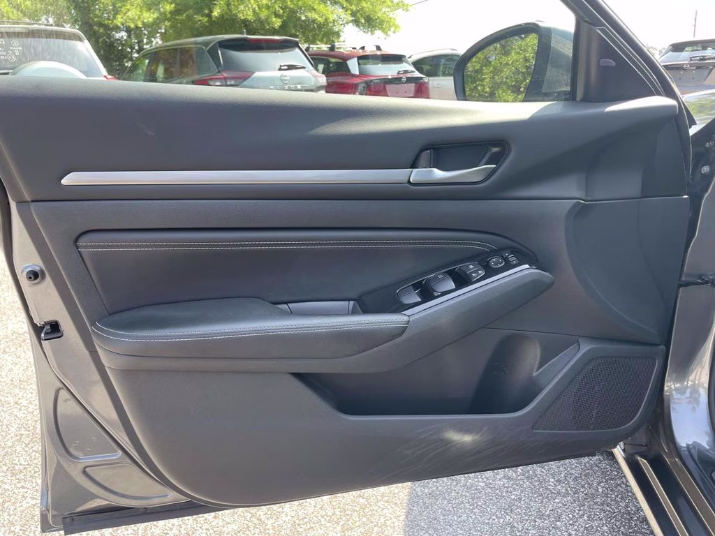 2023 Gun Metallic Nissan Altima 2.5 SL AWD Sedan