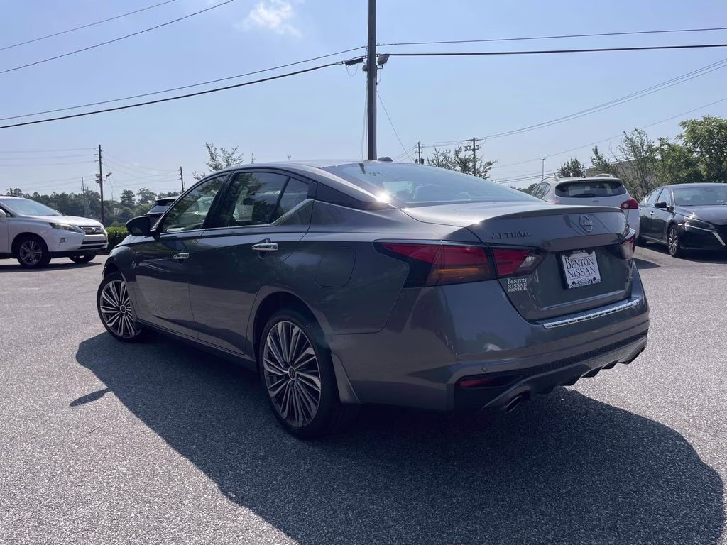2023 Gun Metallic Nissan Altima 2.5 SL AWD Sedan