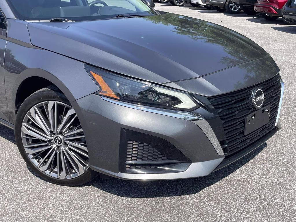 2023 Gun Metallic Nissan Altima 2.5 SL AWD Sedan