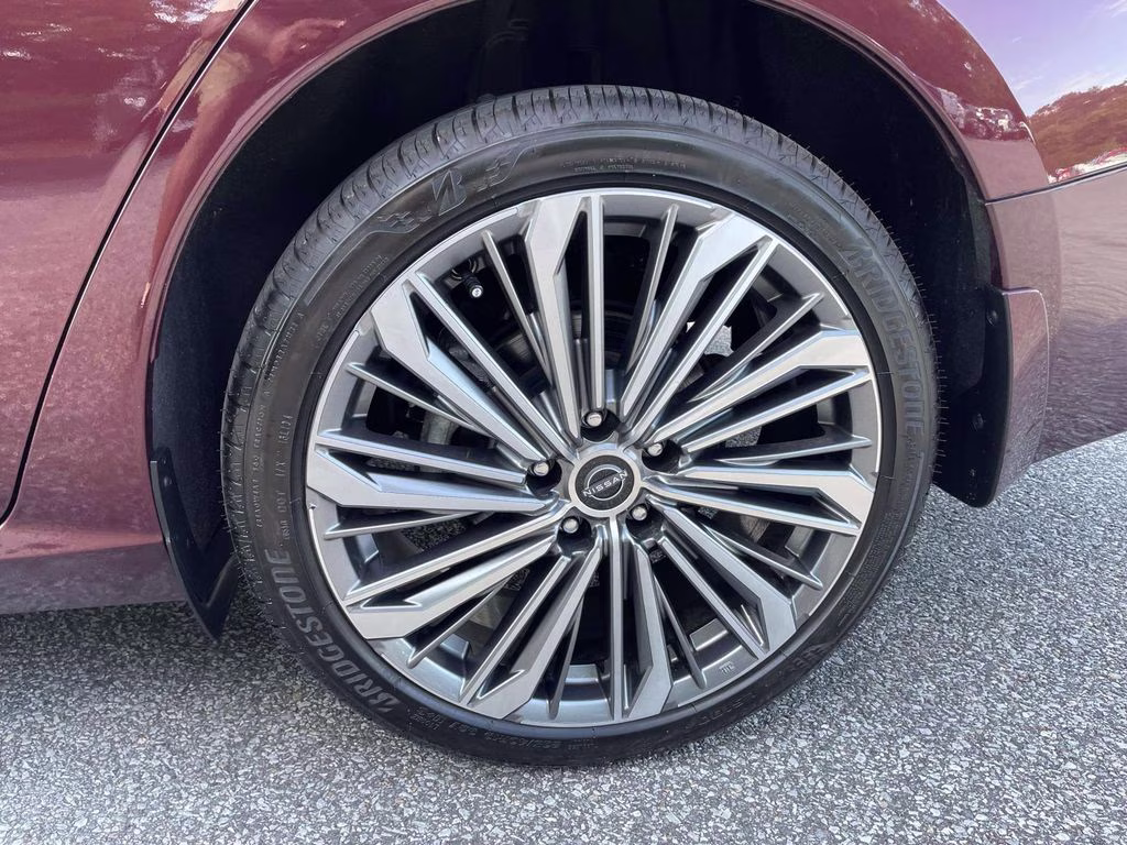 2023 Garnet Pearl Metallic Nissan Altima 2.5 SL AWD Sedan