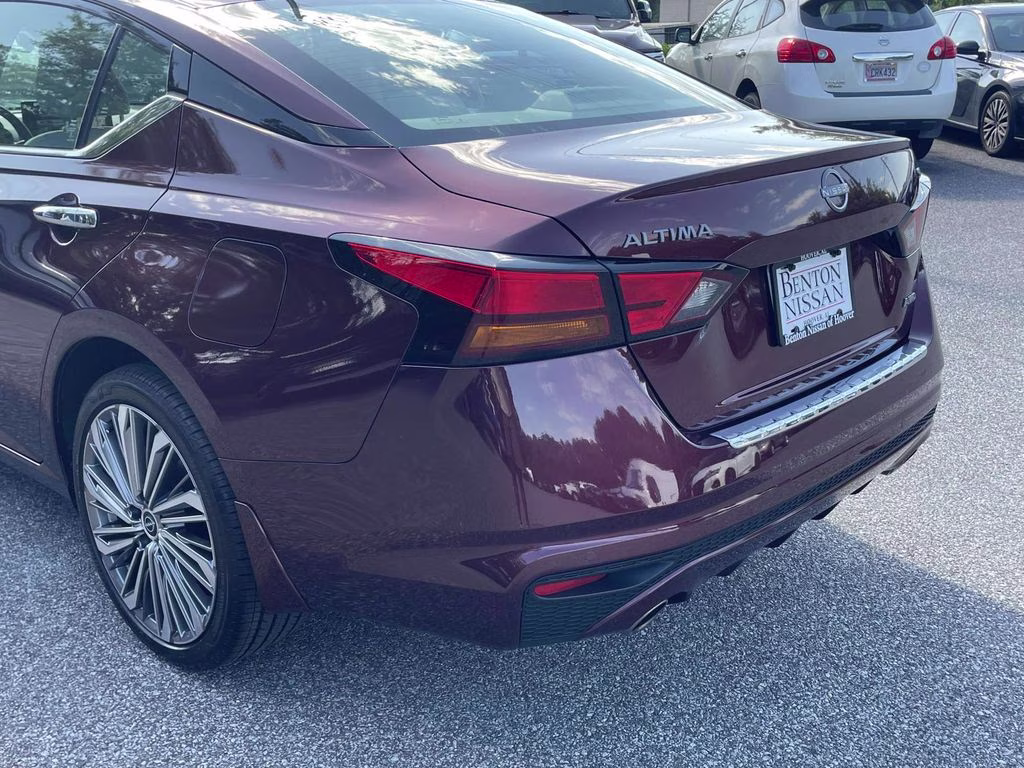 2023 Garnet Pearl Metallic Nissan Altima 2.5 SL AWD Sedan