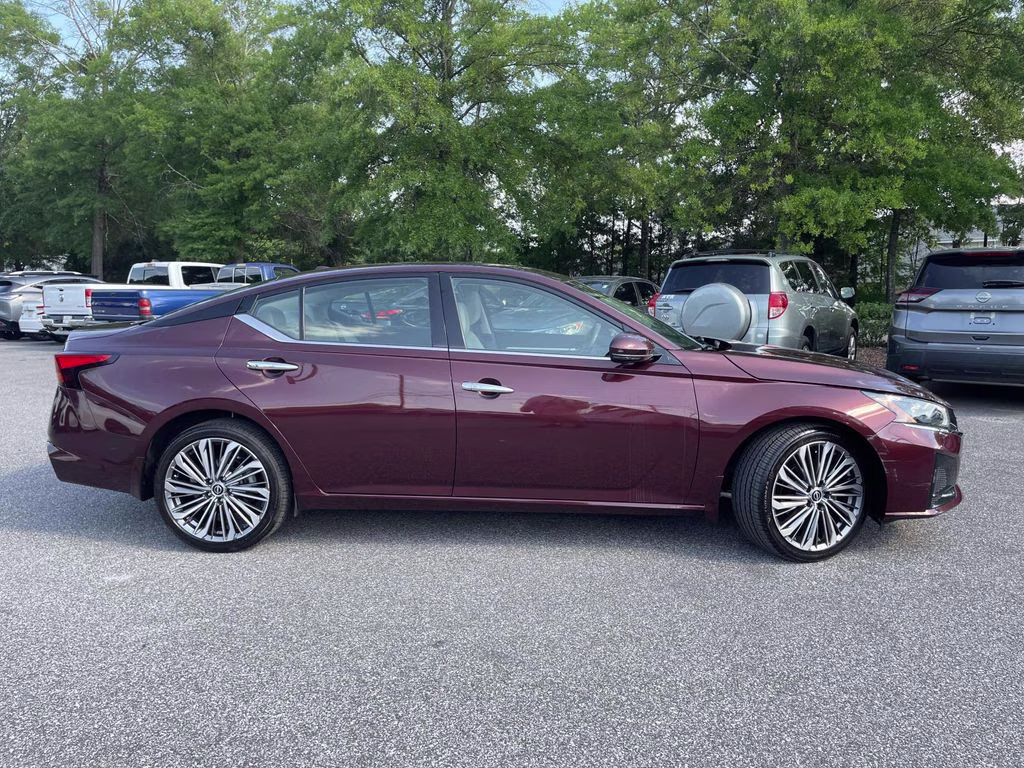 2023 Garnet Pearl Metallic Nissan Altima 2.5 SL AWD Sedan