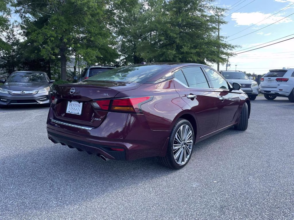 2023 Garnet Pearl Metallic Nissan Altima 2.5 SL AWD Sedan