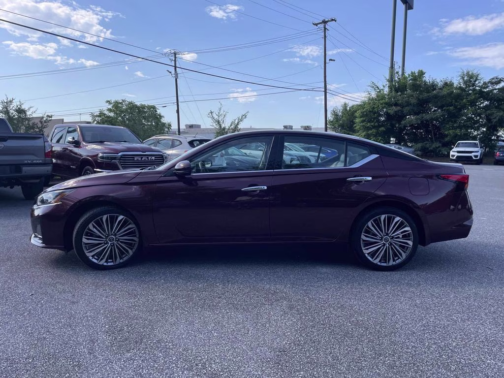 2023 Garnet Pearl Metallic Nissan Altima 2.5 SL AWD Sedan