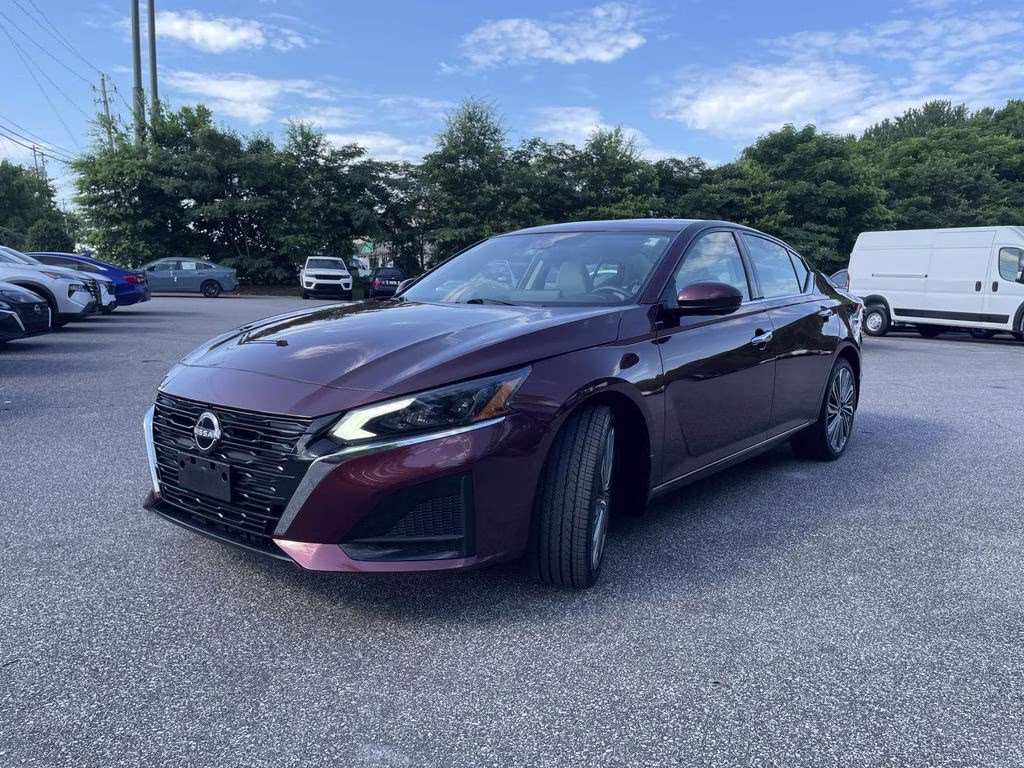2023 Garnet Pearl Metallic Nissan Altima 2.5 SL AWD Sedan