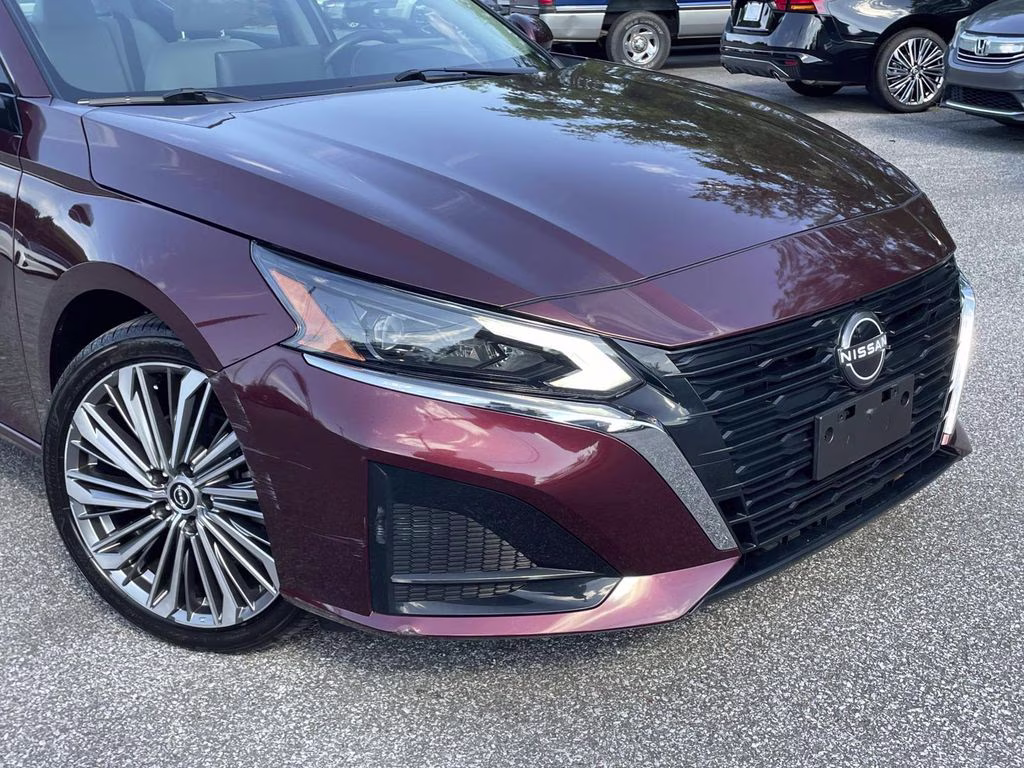 2023 Garnet Pearl Metallic Nissan Altima 2.5 SL AWD Sedan
