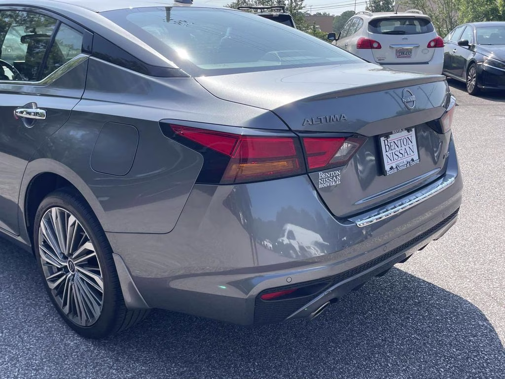 2023 Gun Metallic Nissan Altima 2.5 SL AWD Sedan