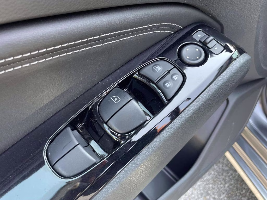 2023 Gun Metallic Nissan Altima 2.5 SL AWD Sedan