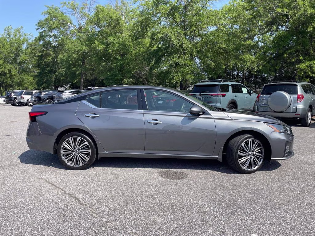 2023 Gun Metallic Nissan Altima 2.5 SL AWD Sedan