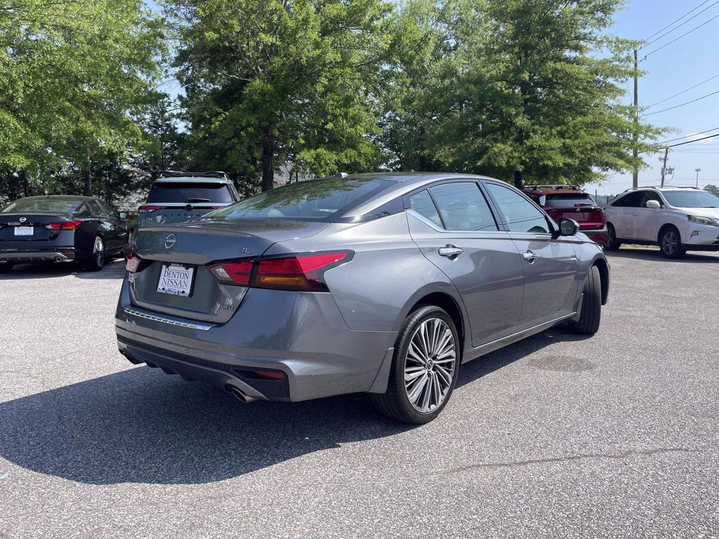 2023 Gun Metallic Nissan Altima 2.5 SL AWD Sedan