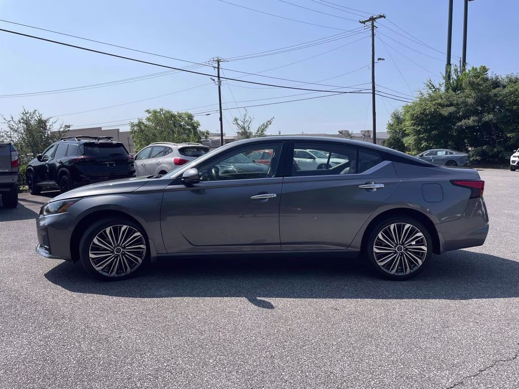 2023 Gun Metallic Nissan Altima 2.5 SL AWD Sedan