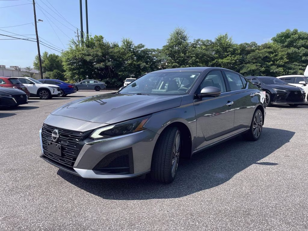 2023 Gun Metallic Nissan Altima 2.5 SL AWD Sedan
