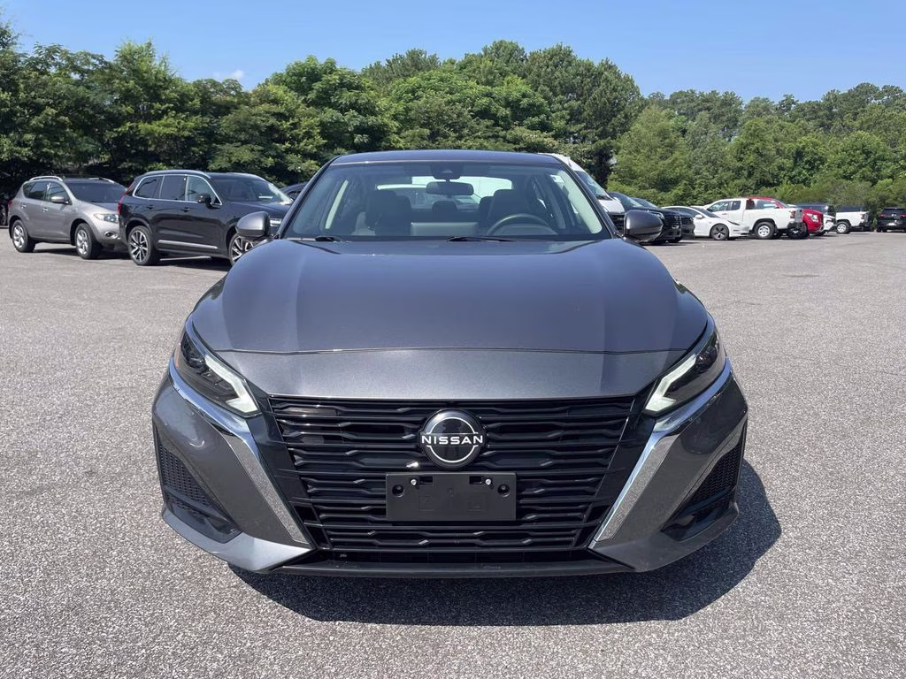 2023 Gun Metallic Nissan Altima 2.5 SL AWD Sedan