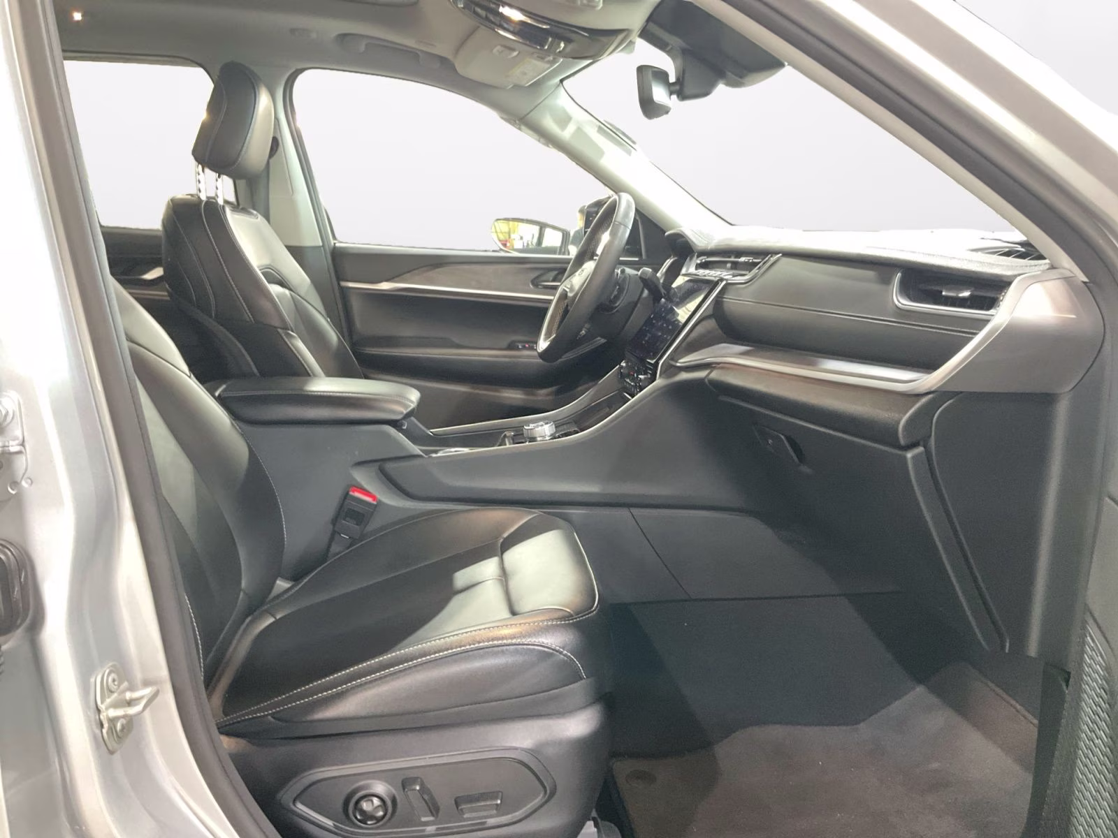 2024 Silver Zynith Jeep Grand Cherokee Limited 4X4 SUV