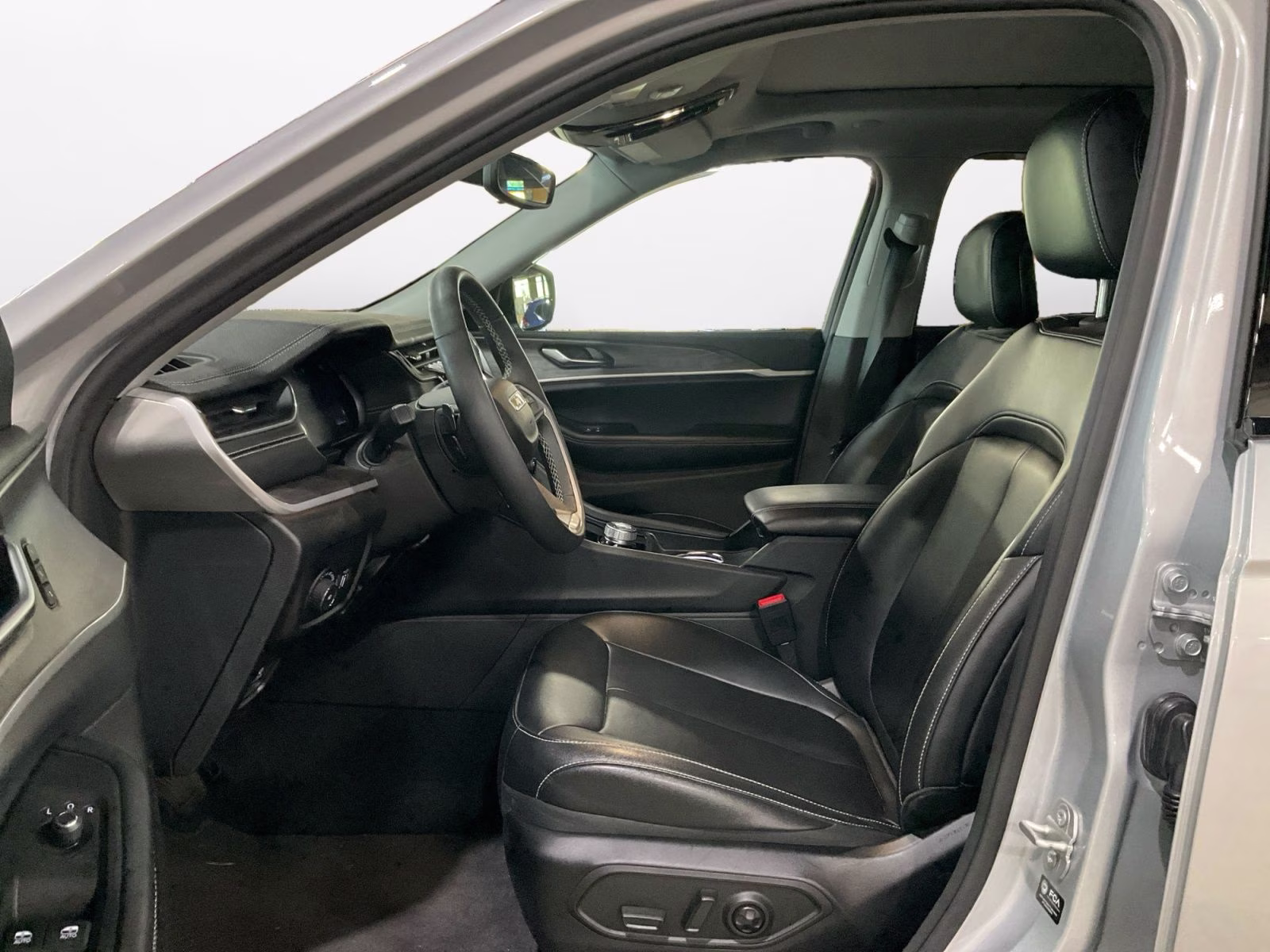 2024 Silver Zynith Jeep Grand Cherokee Limited 4X4 SUV