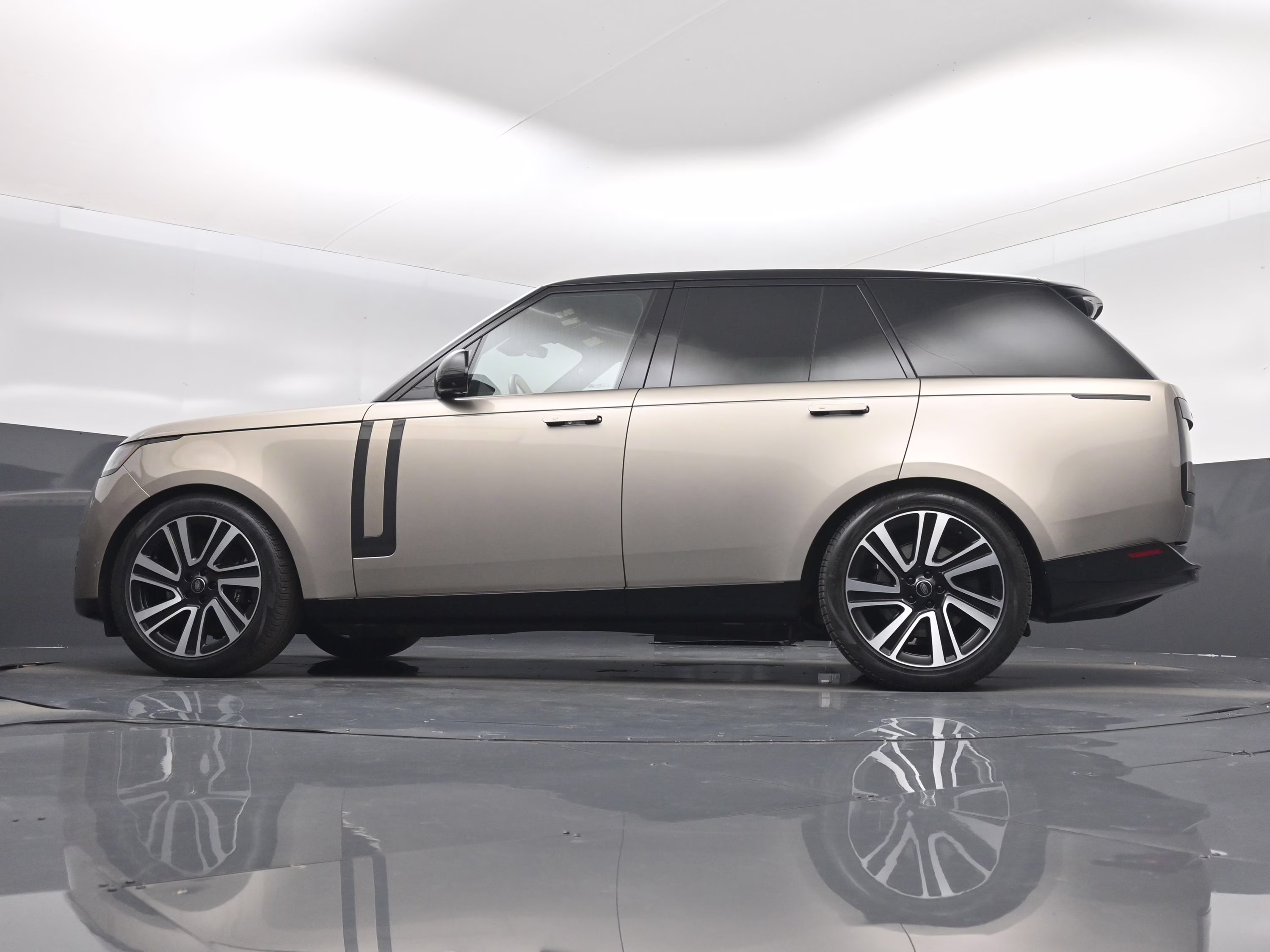 2023 Gold Land Rover Range Rover SE AWD SUV