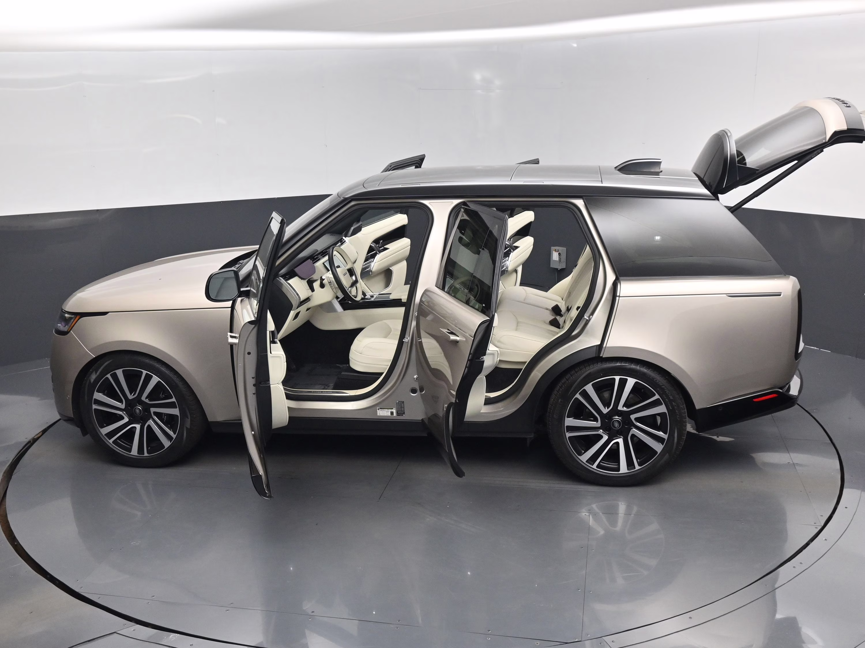 2023 Gold Land Rover Range Rover SE AWD SUV