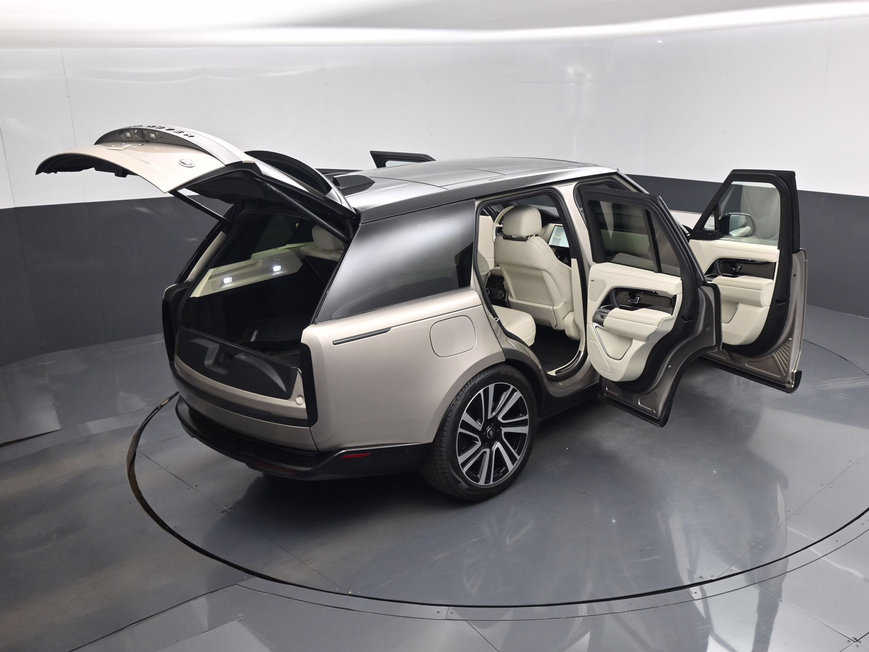 2023 Gold Land Rover Range Rover SE AWD SUV