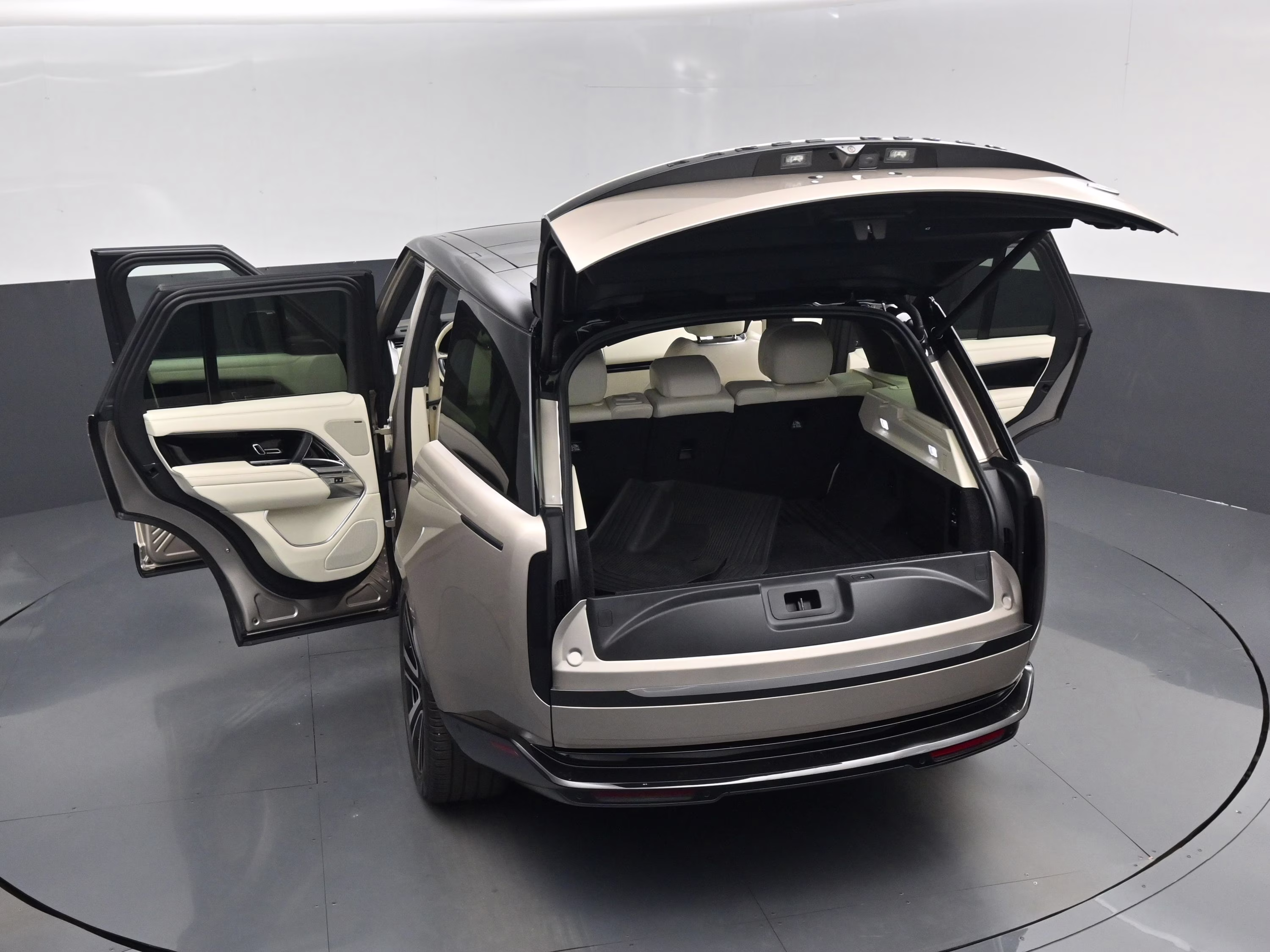 2023 Gold Land Rover Range Rover SE AWD SUV