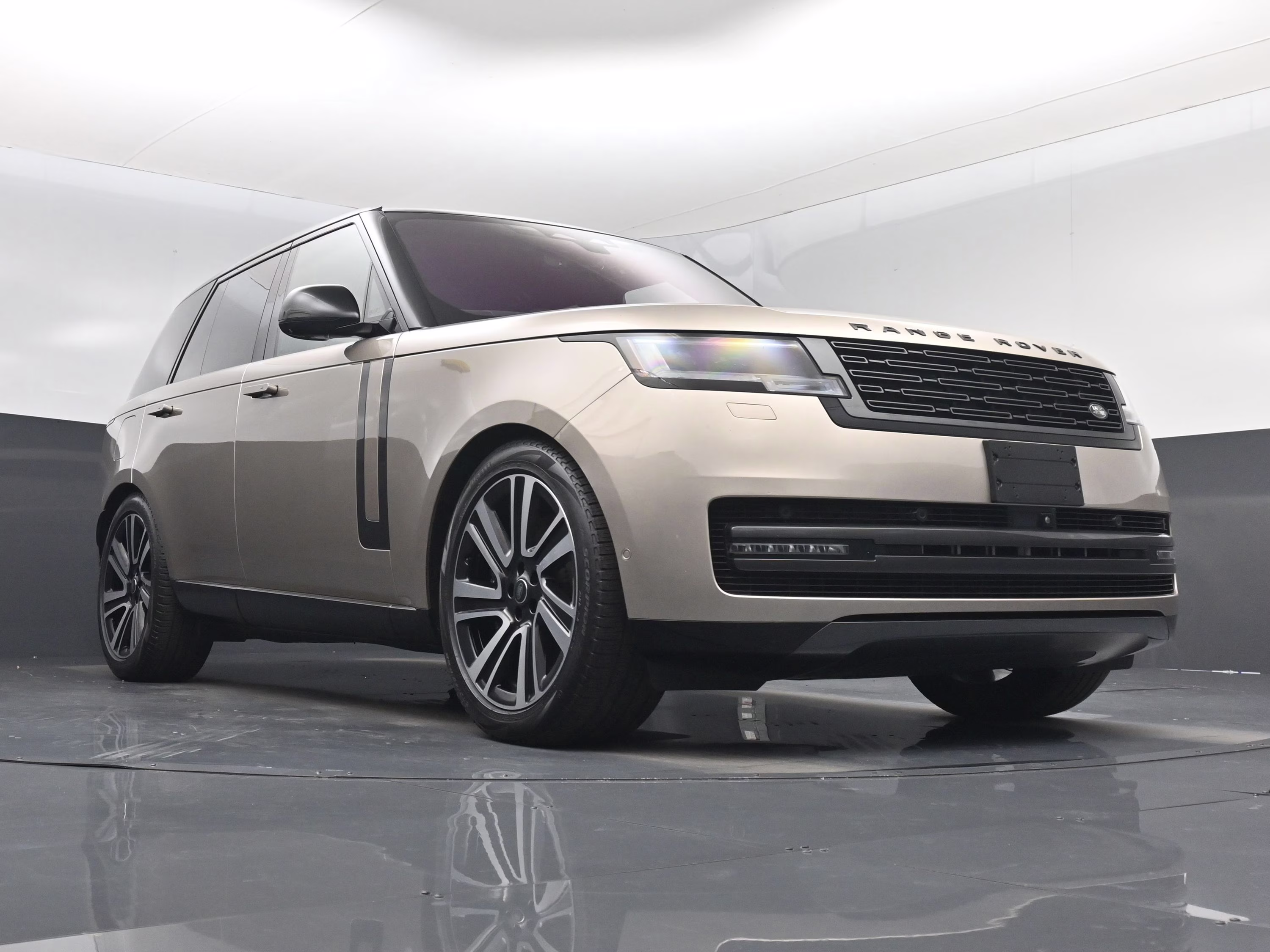 2023 Gold Land Rover Range Rover SE AWD SUV