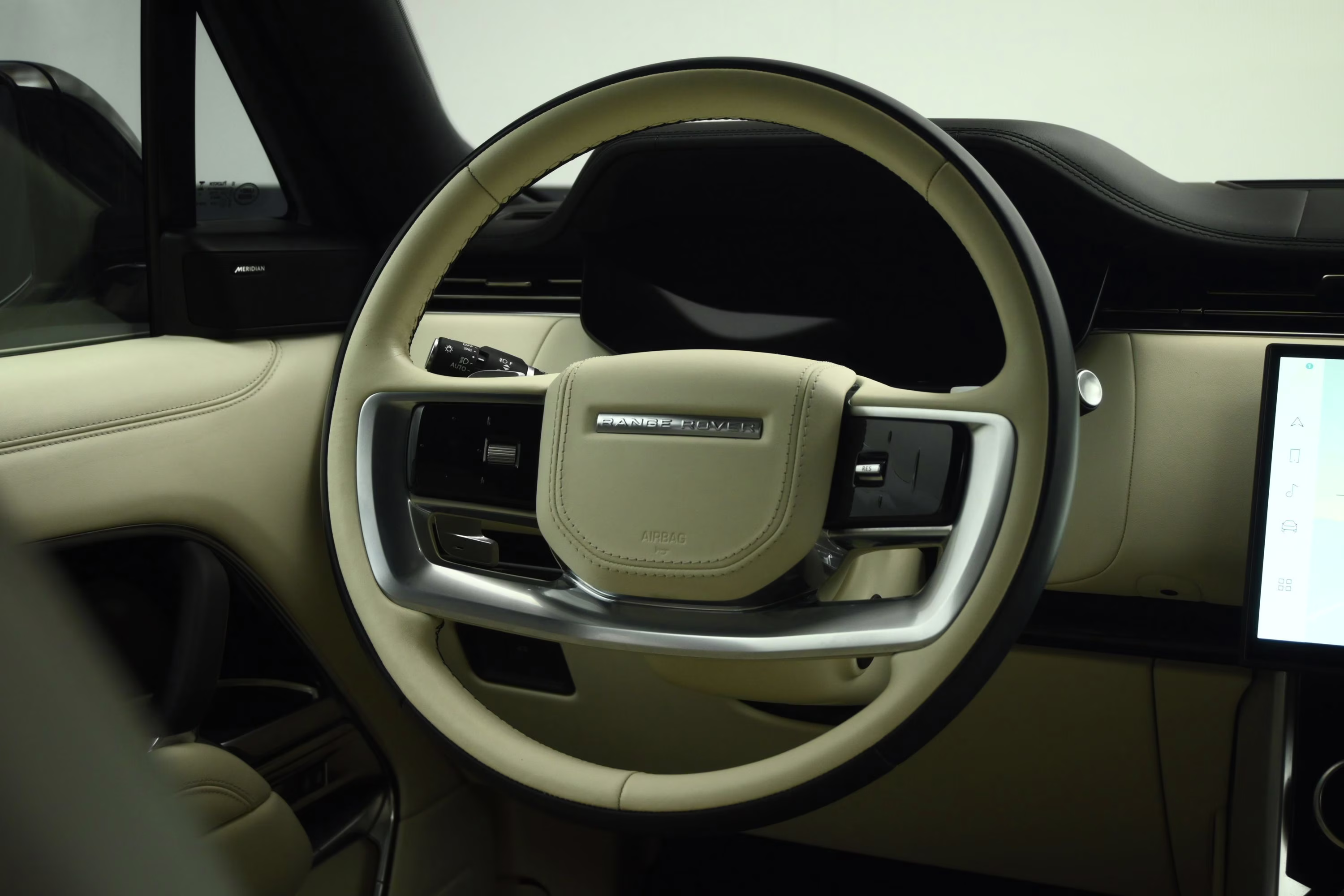 2023 Gold Land Rover Range Rover SE AWD SUV