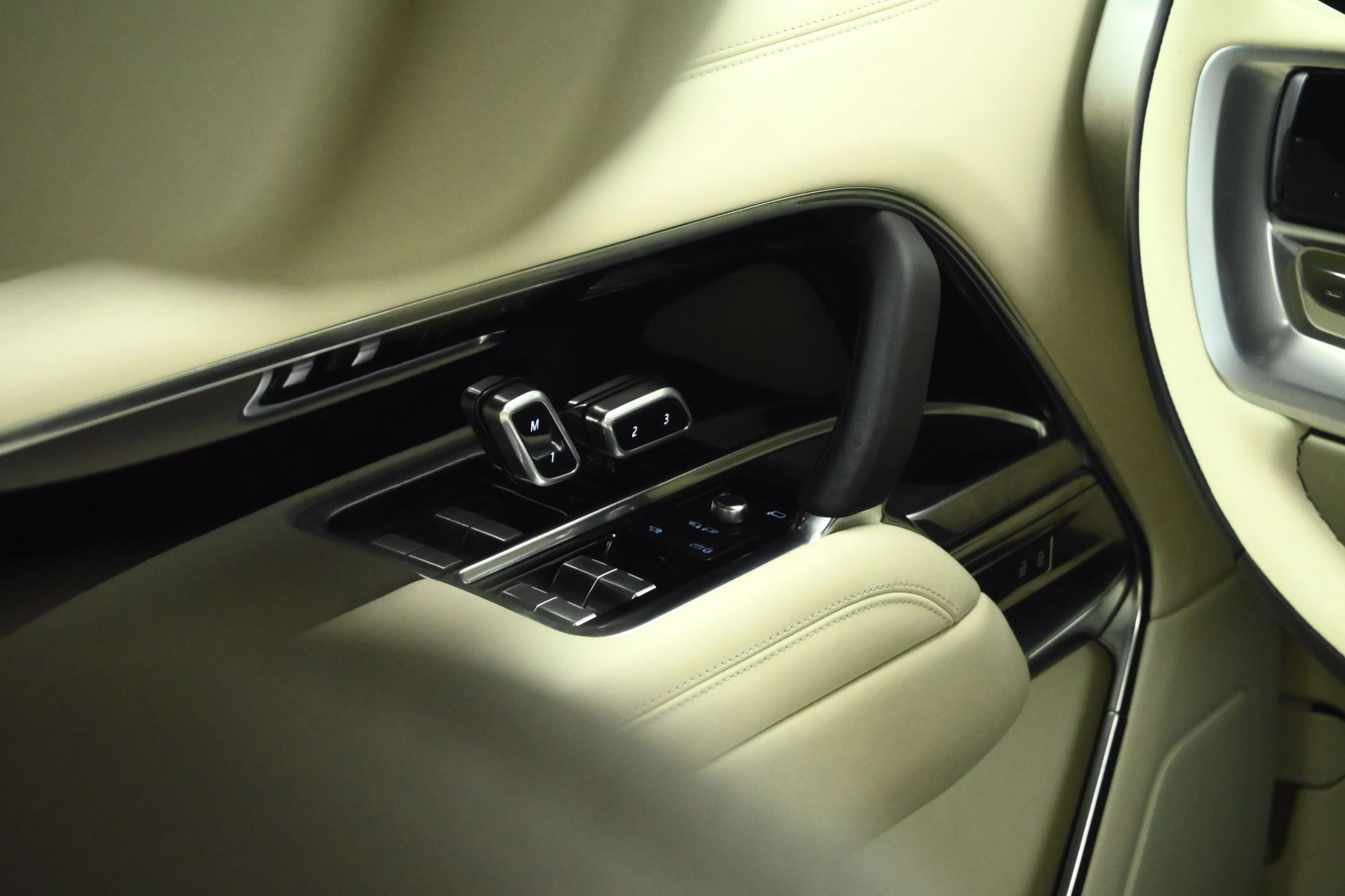 2023 Gold Land Rover Range Rover SE AWD SUV