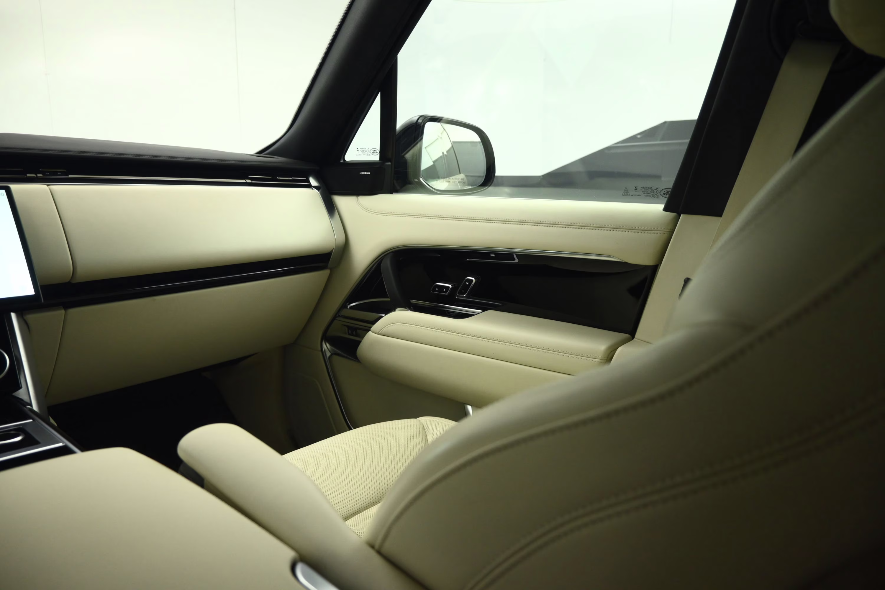 2023 Gold Land Rover Range Rover SE AWD SUV