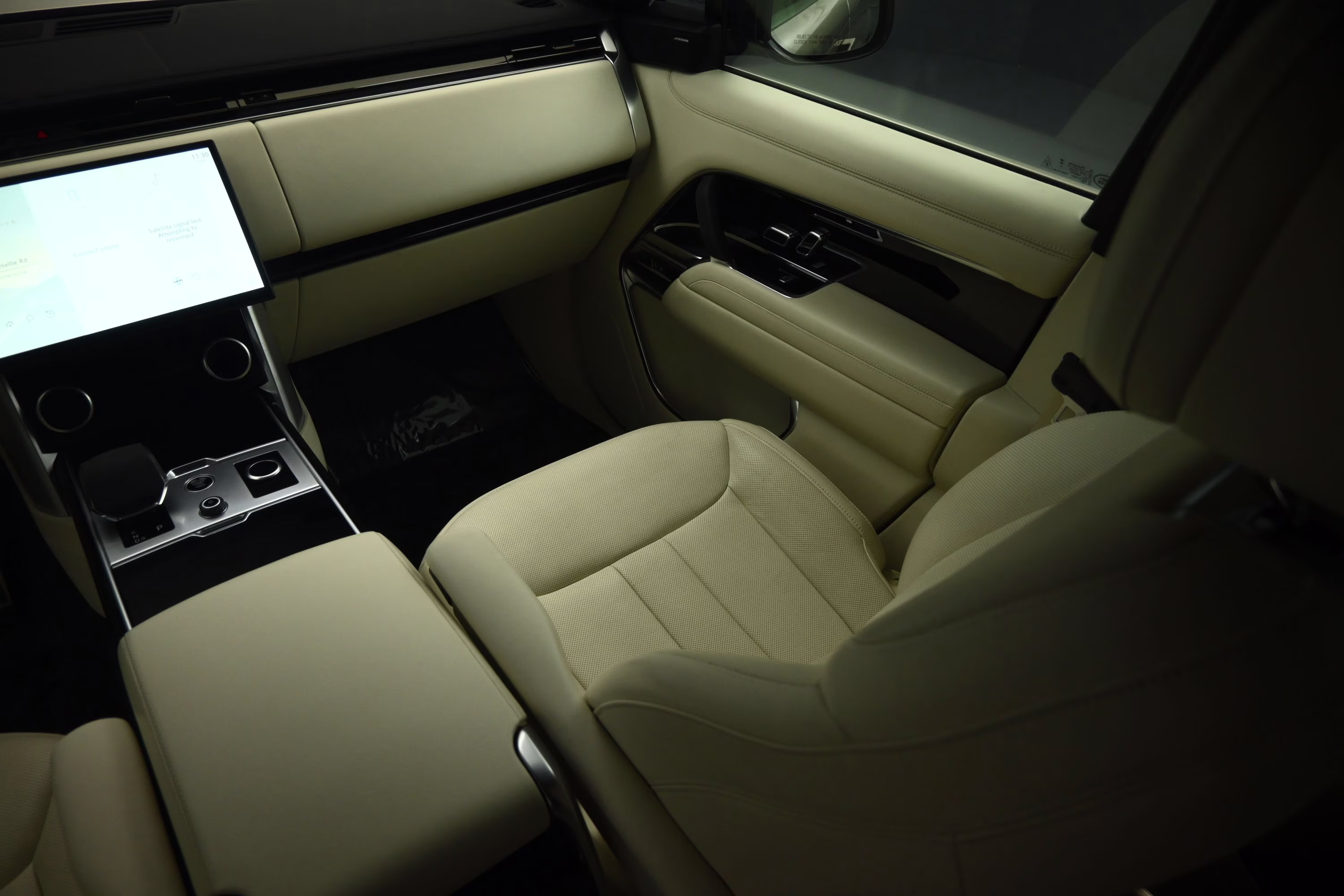 2023 Gold Land Rover Range Rover SE AWD SUV