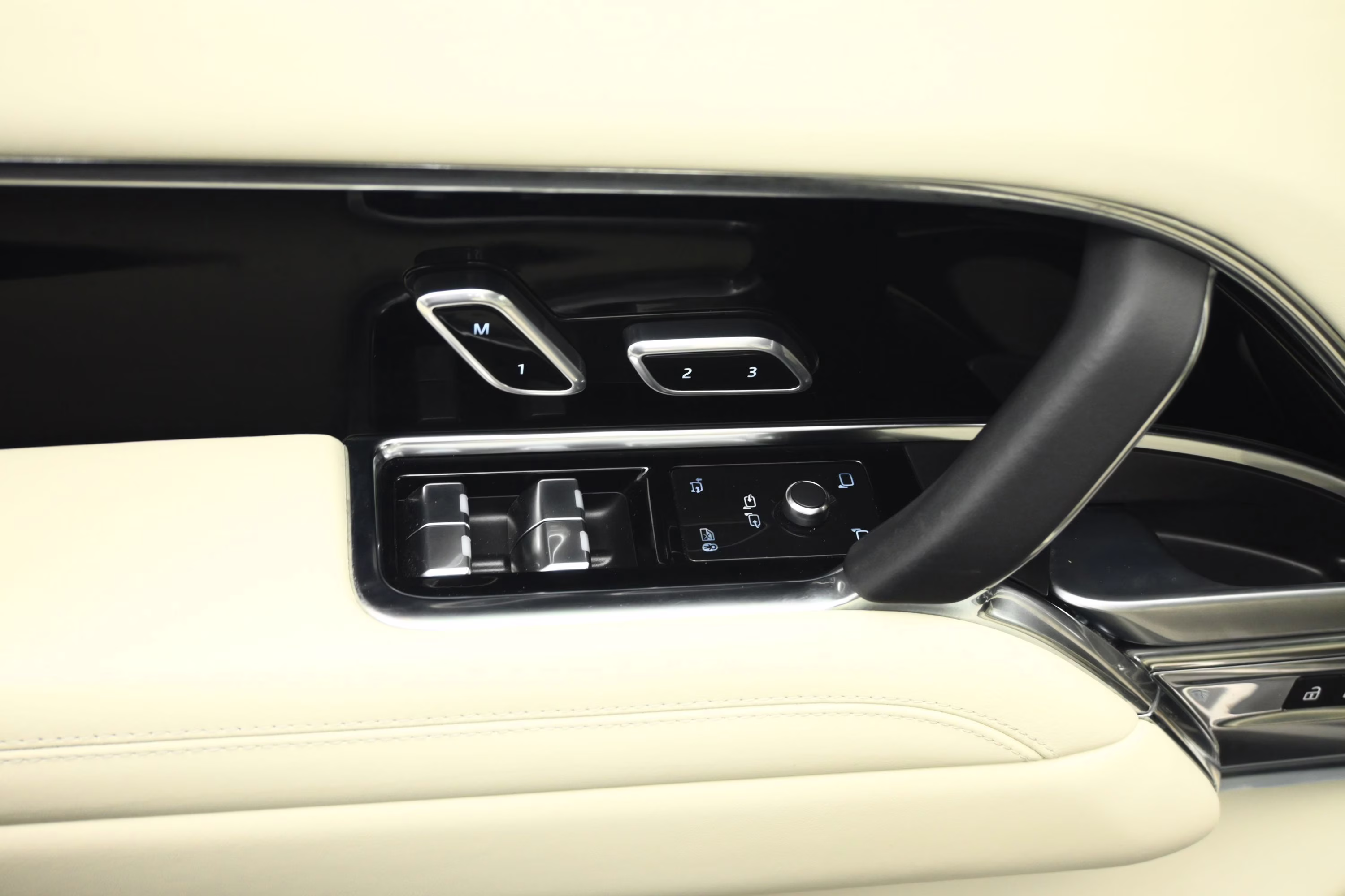 2023 Gold Land Rover Range Rover SE AWD SUV