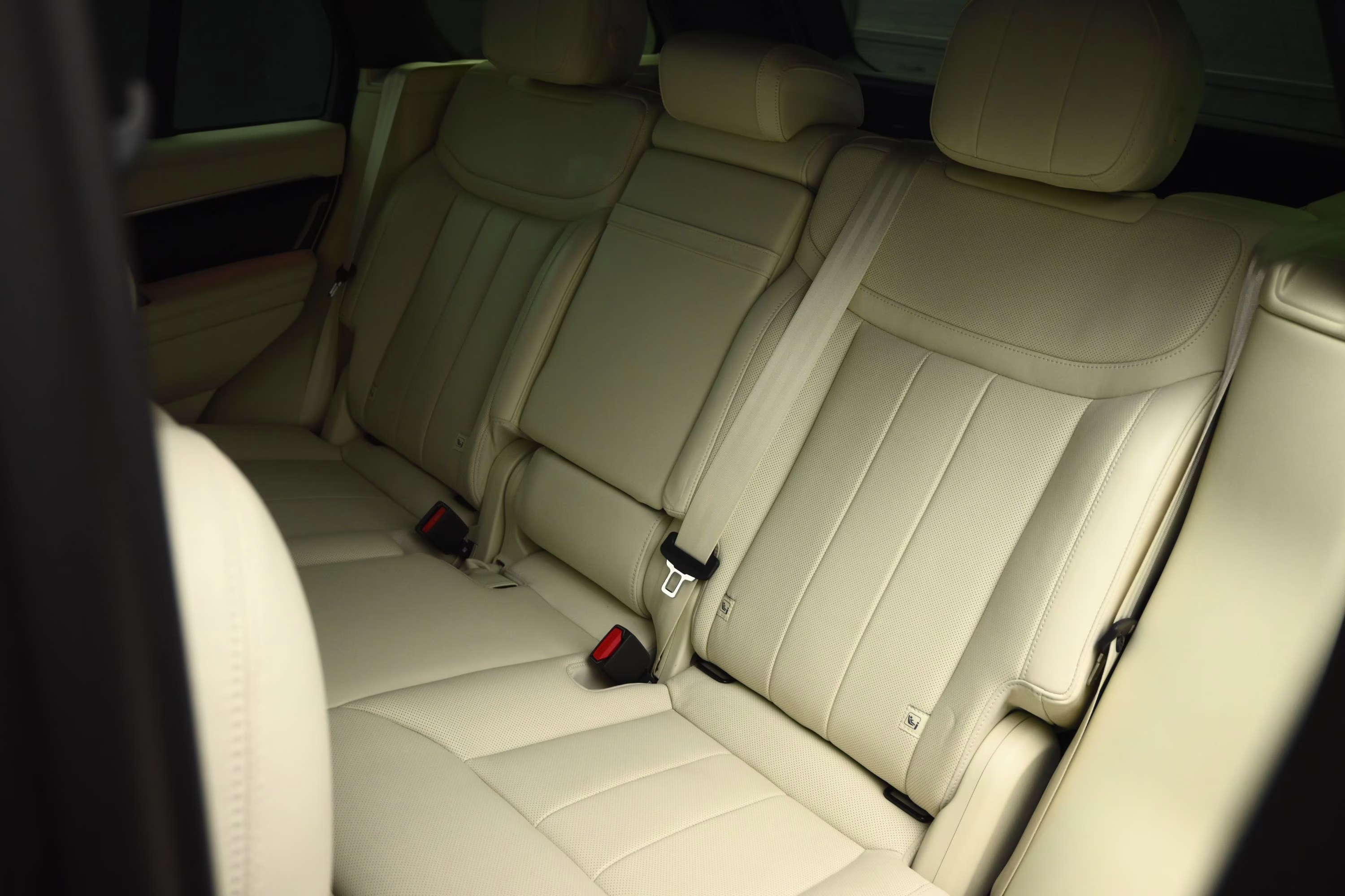 2023 Gold Land Rover Range Rover SE AWD SUV