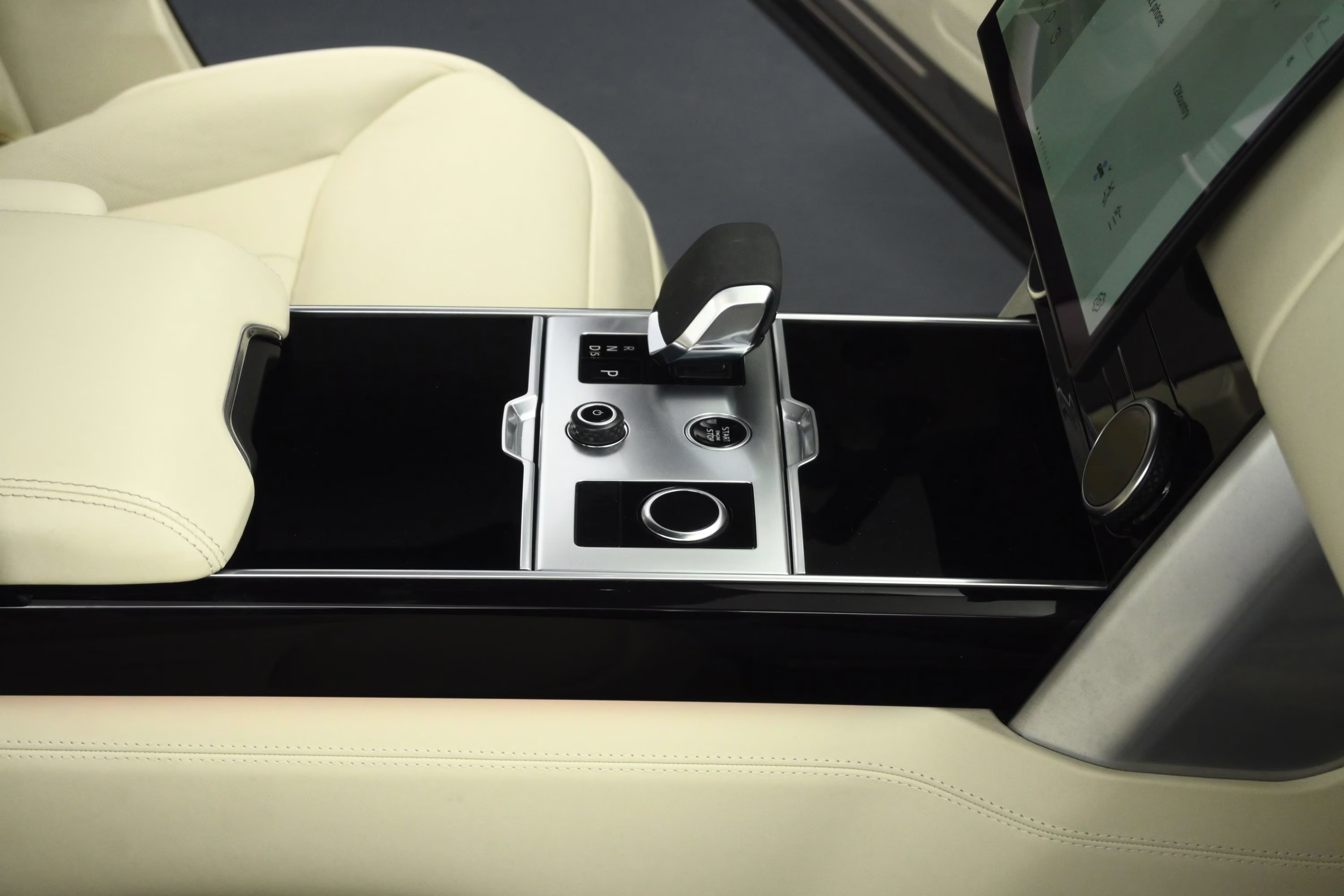 2023 Gold Land Rover Range Rover SE AWD SUV