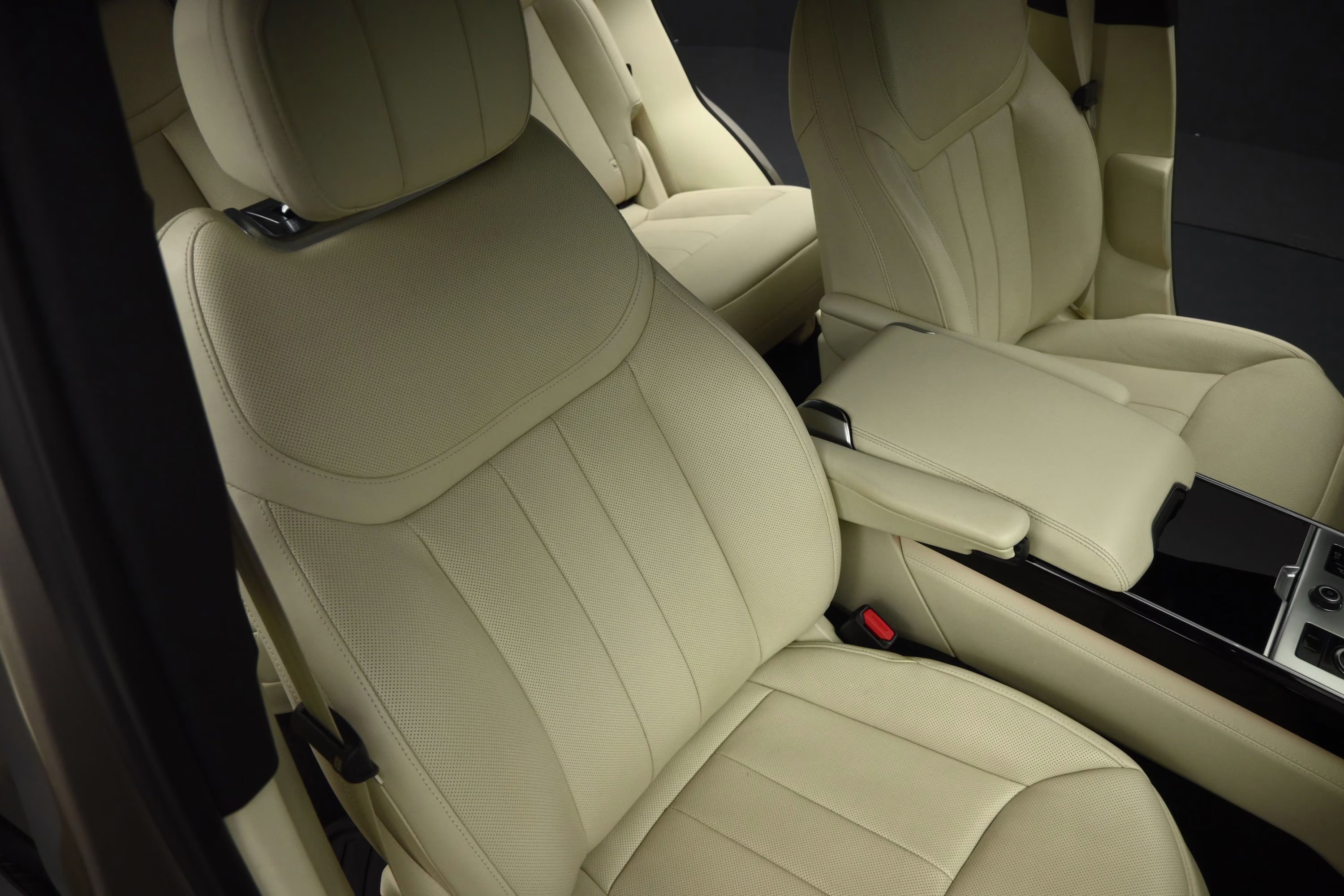 2023 Gold Land Rover Range Rover SE AWD SUV